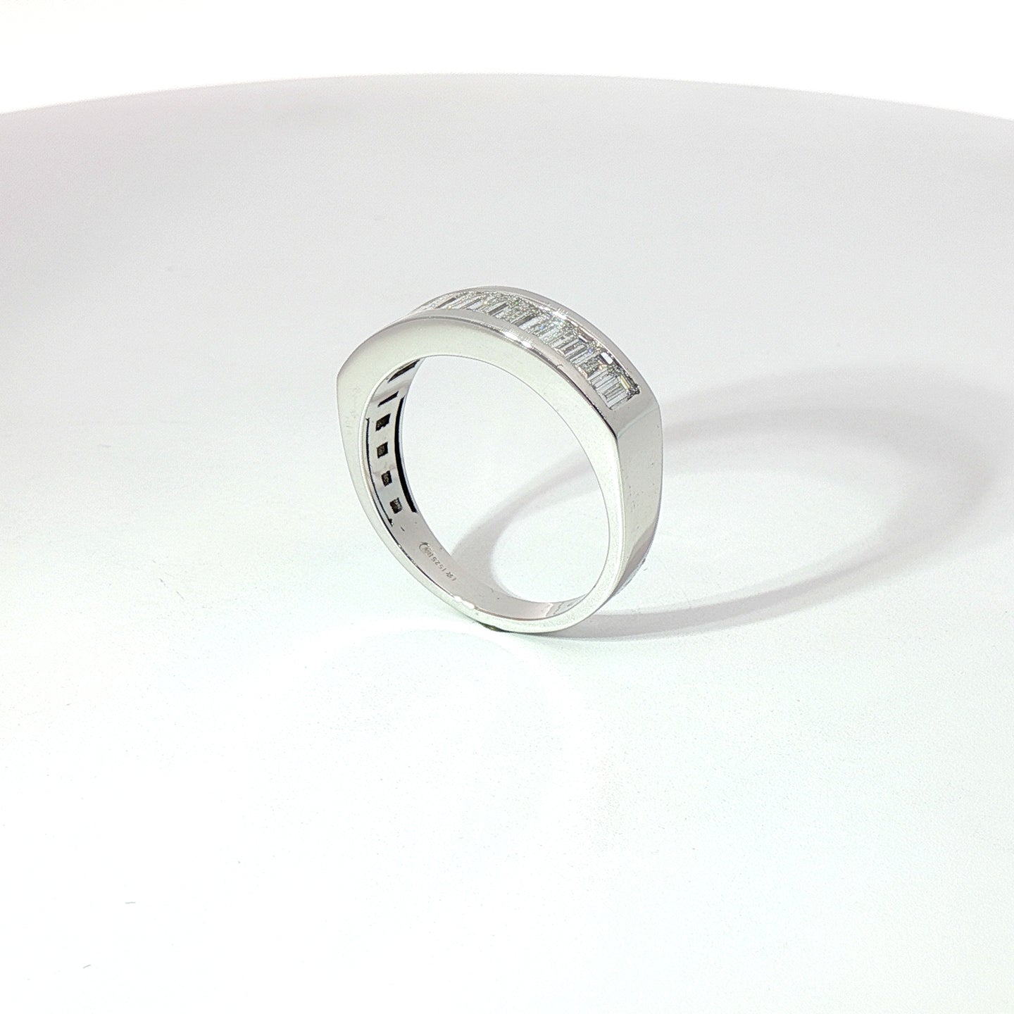 Anello in oro bianco con diamanti Lab-Grown taglio baguette, 0,89 carati.