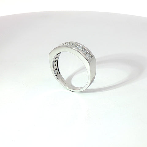 Anello in oro bianco con diamanti Lab-Grown taglio baguette, 0,89 carati.