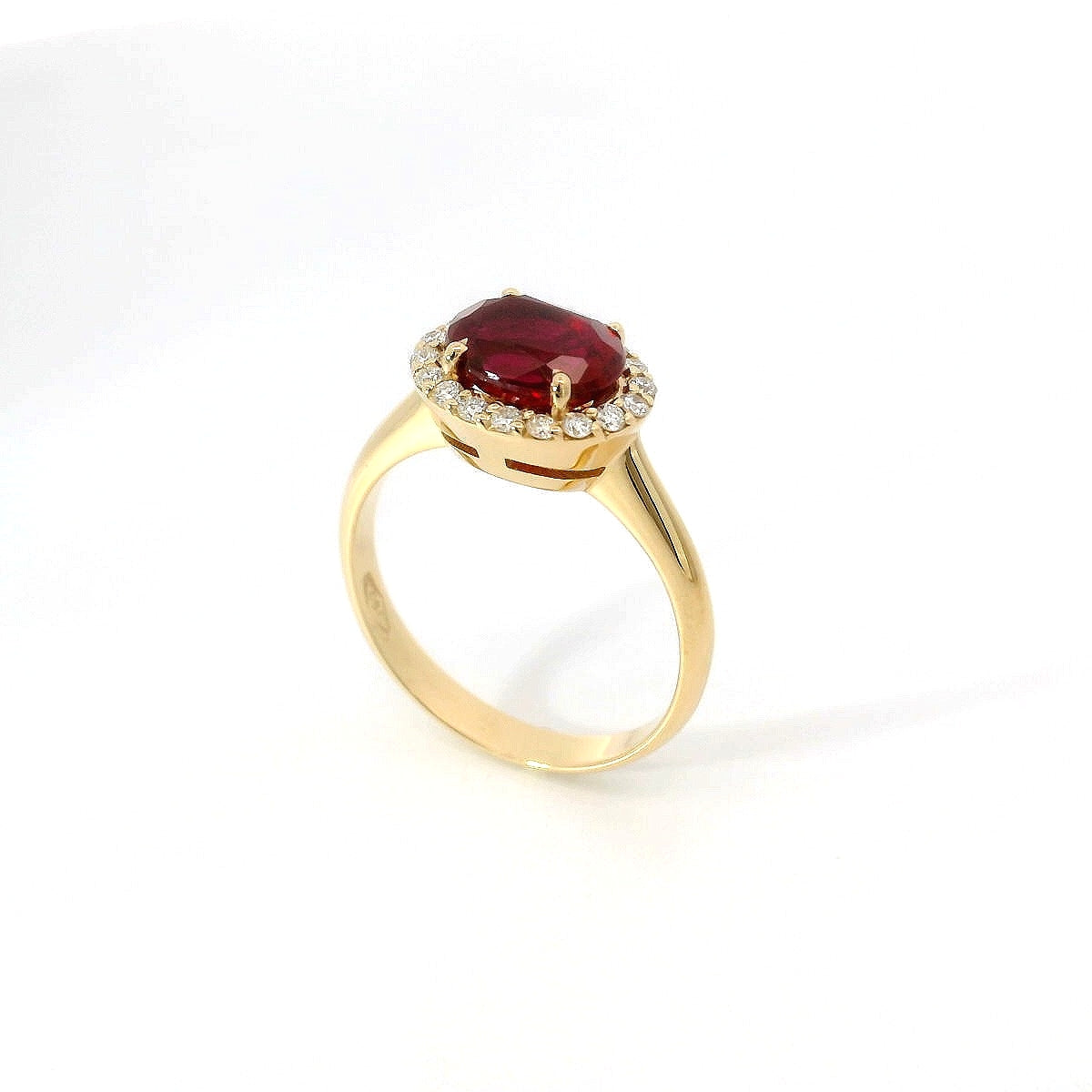 Anello in oro giallo con rubino Lab-Grown e diamanti Lab-Grown taglio brillante.