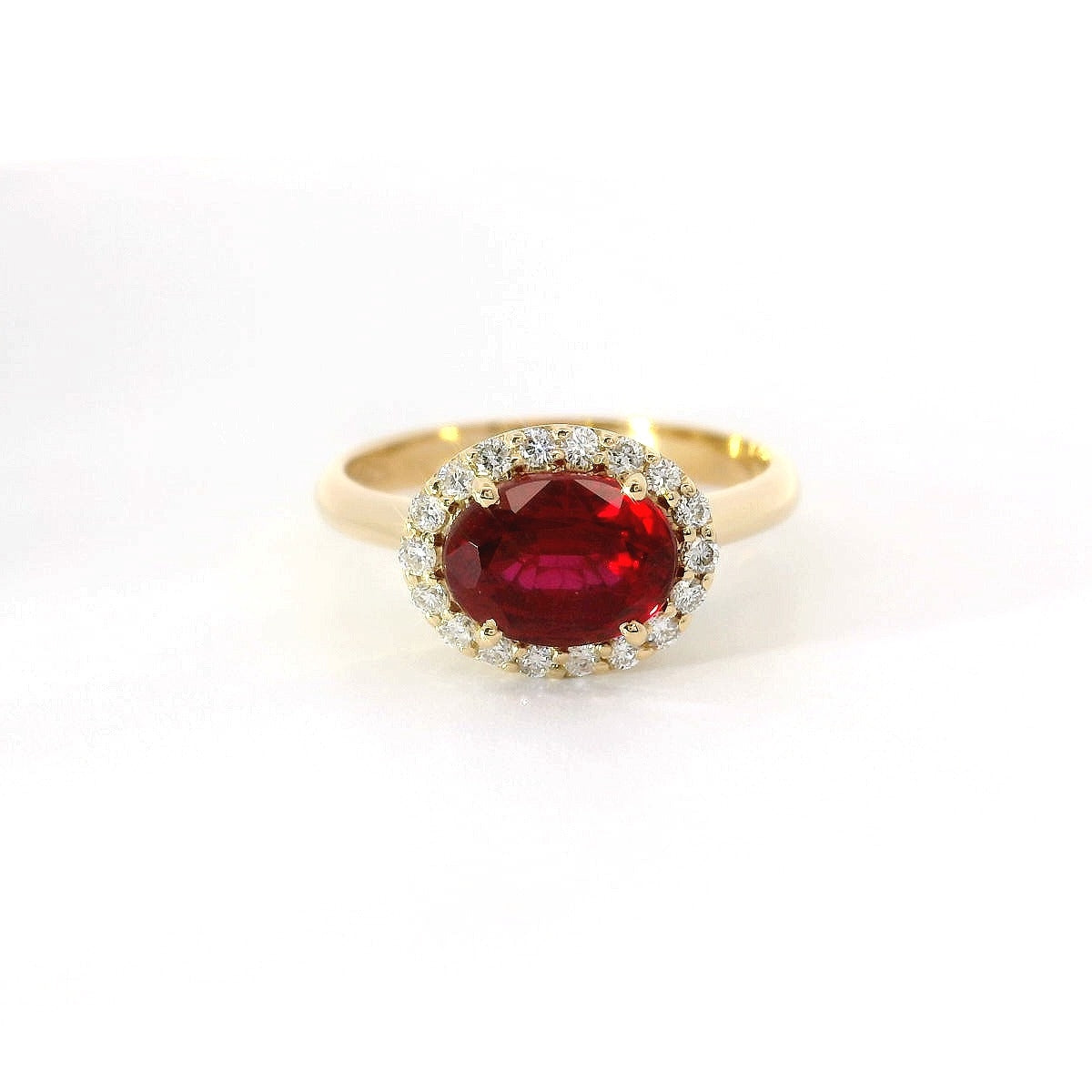 Anello in oro giallo con rubino Lab-Grown e diamanti Lab-Grown taglio brillante.