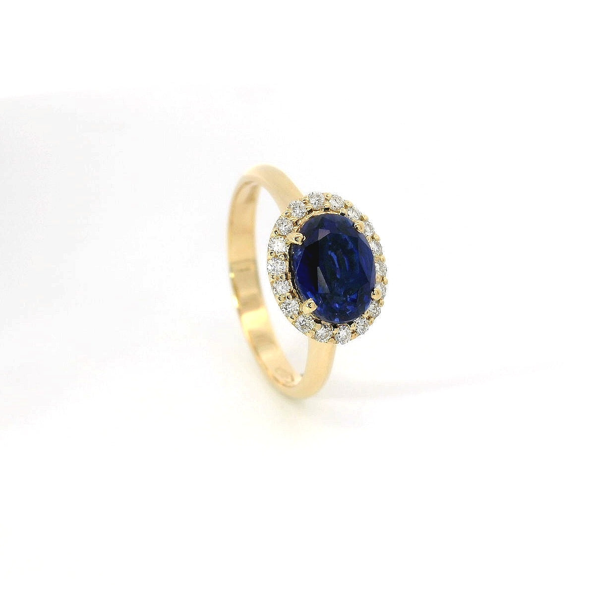 Anello in oro giallo con zaffiro Lab-Grown e diamanti Lab-Grown taglio brillante.