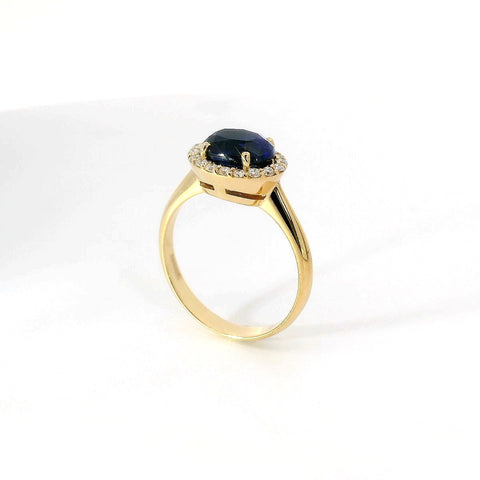 Anello in oro giallo con zaffiro Lab-Grown e diamanti Lab-Grown taglio brillante.