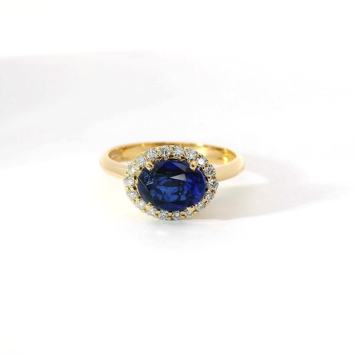 Anello in oro giallo con zaffiro Lab-Grown e diamanti Lab-Grown taglio brillante.
