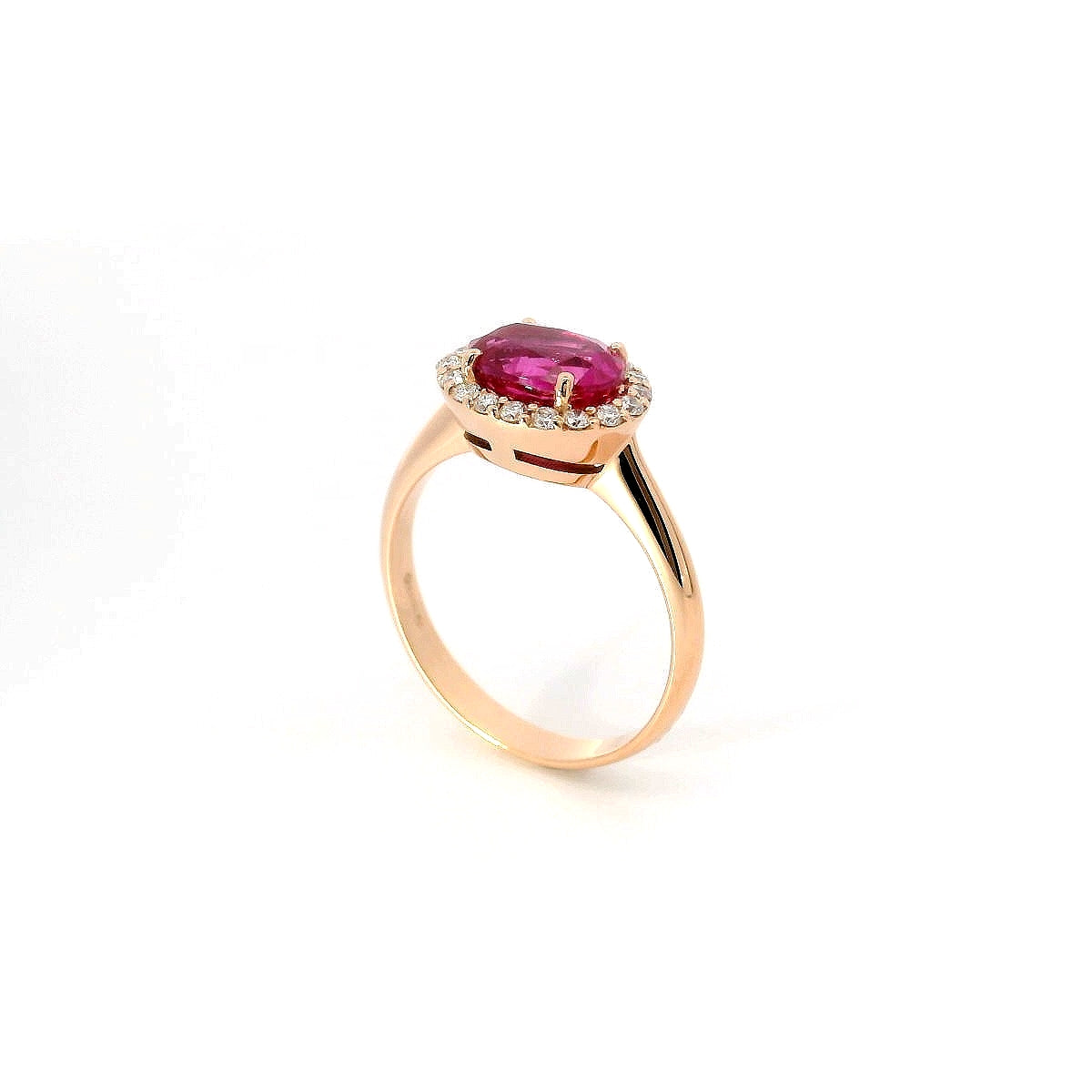 Anello in oro rosa con zaffiro rosa Lab-Grown taglio ovale e diamanti Lab-Grown taglio brillante.