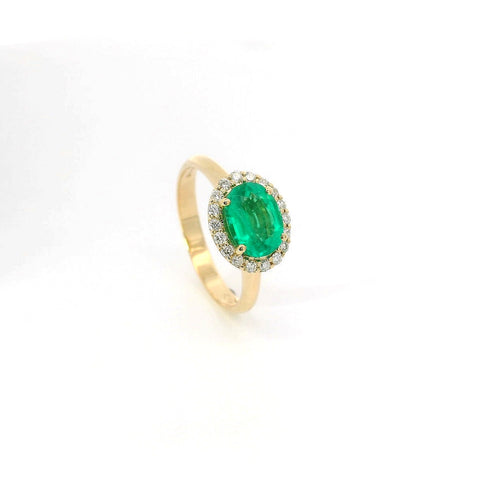 Anello in oro giallo con smeraldo Lab-Grown e diamanti Lab-Grown taglio brillante.