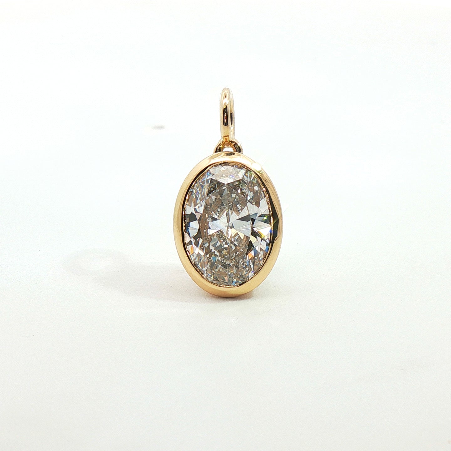 Ciondolo Aurea in oro giallo con diamante Lab-Grown taglio ovale, 3,01 carati.
