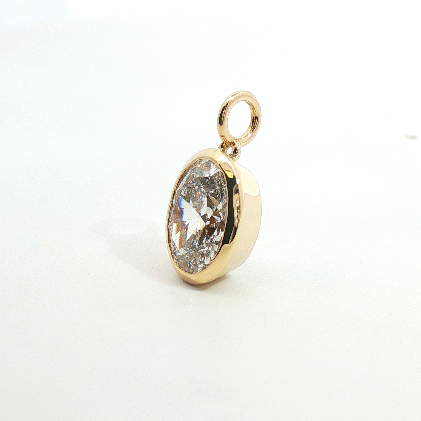 Ciondolo Aurea in oro giallo con diamante Lab-Grown taglio ovale, 3,01 carati.