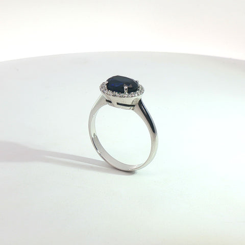 Anello in oro bianco con zaffiro Lab-Grown taglio ovale e diamanti Lab-Grown taglio brillante.