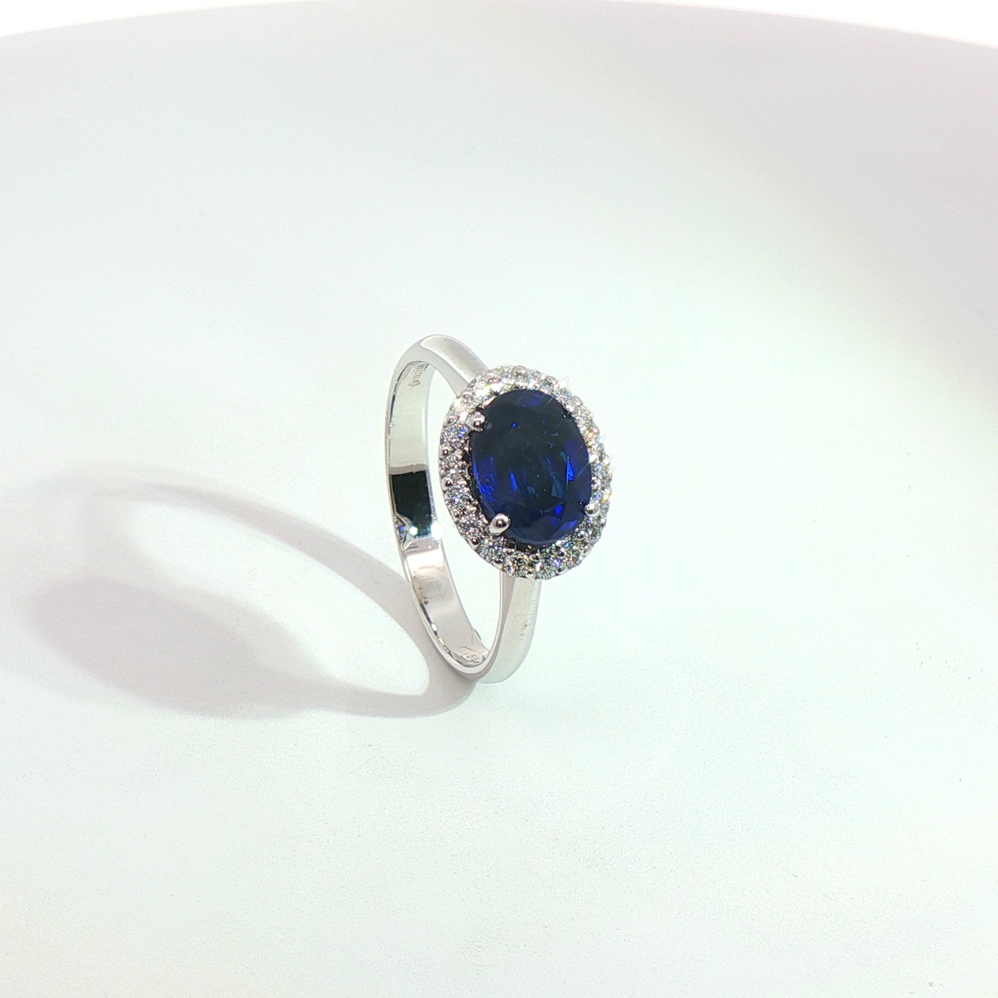 Anello in oro bianco con zaffiro Lab-Grown taglio ovale e diamanti Lab-Grown taglio brillante.