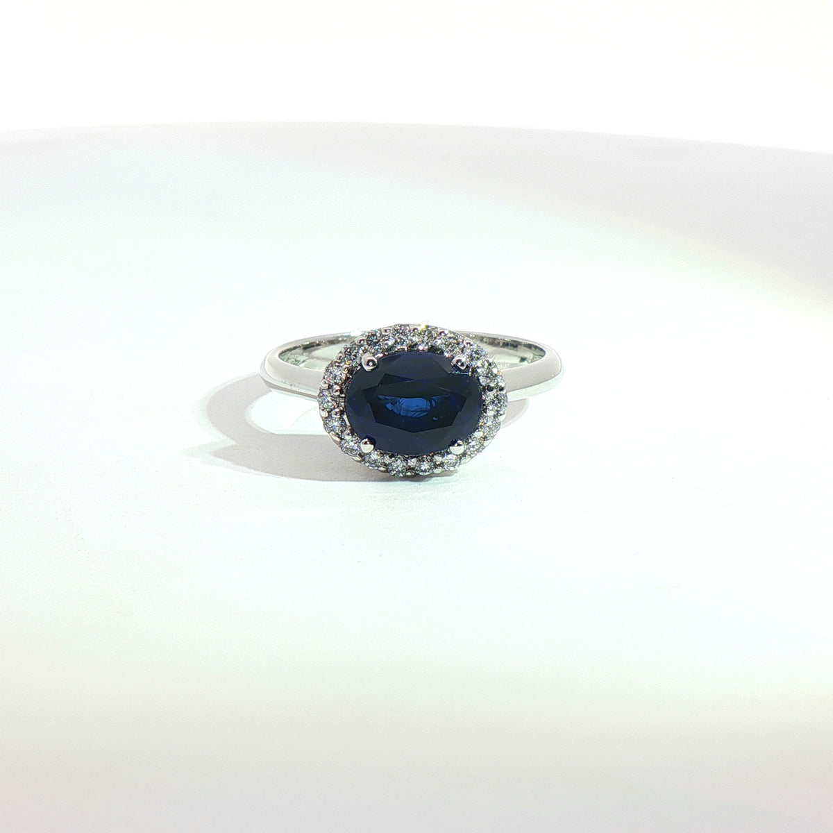 Anello in oro bianco con zaffiro Lab-Grown taglio ovale e diamanti Lab-Grown taglio brillante.