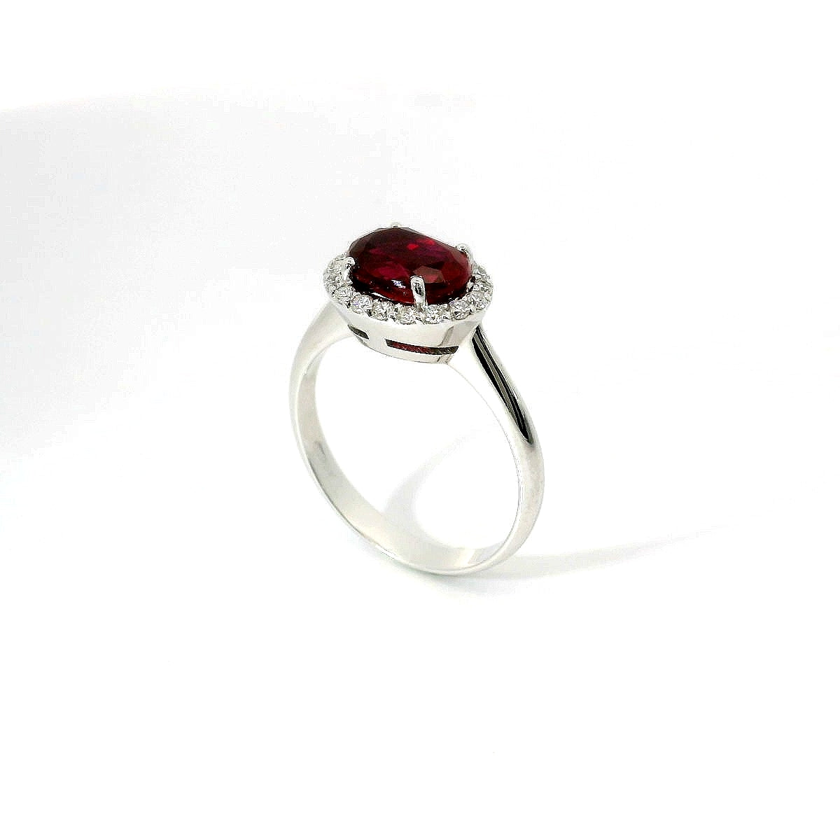 Anello in oro bianco con rubino Lab-Grown e diamanti Lab-Grown taglio brillante.