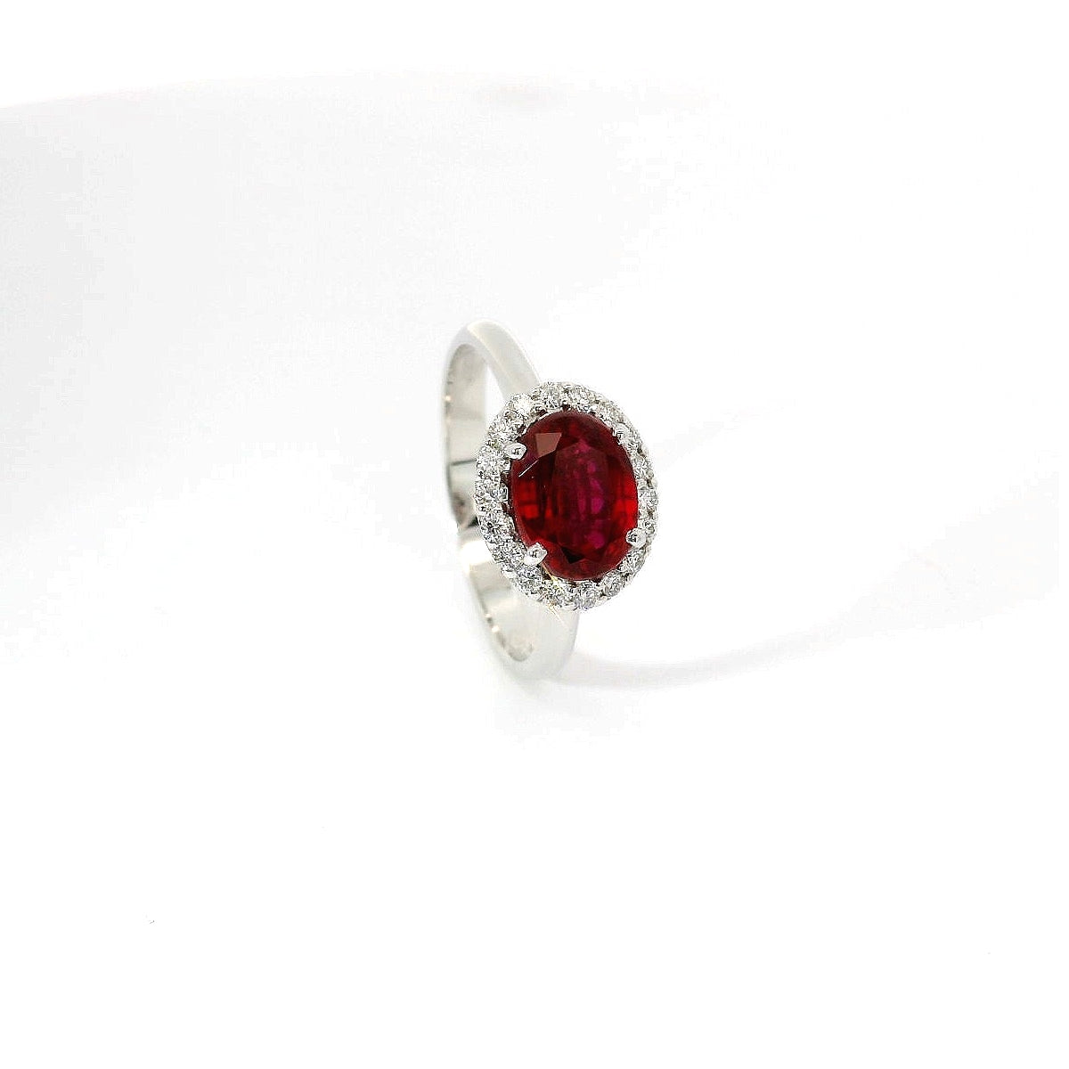 Anello in oro bianco con rubino Lab-Grown e diamanti Lab-Grown taglio brillante.