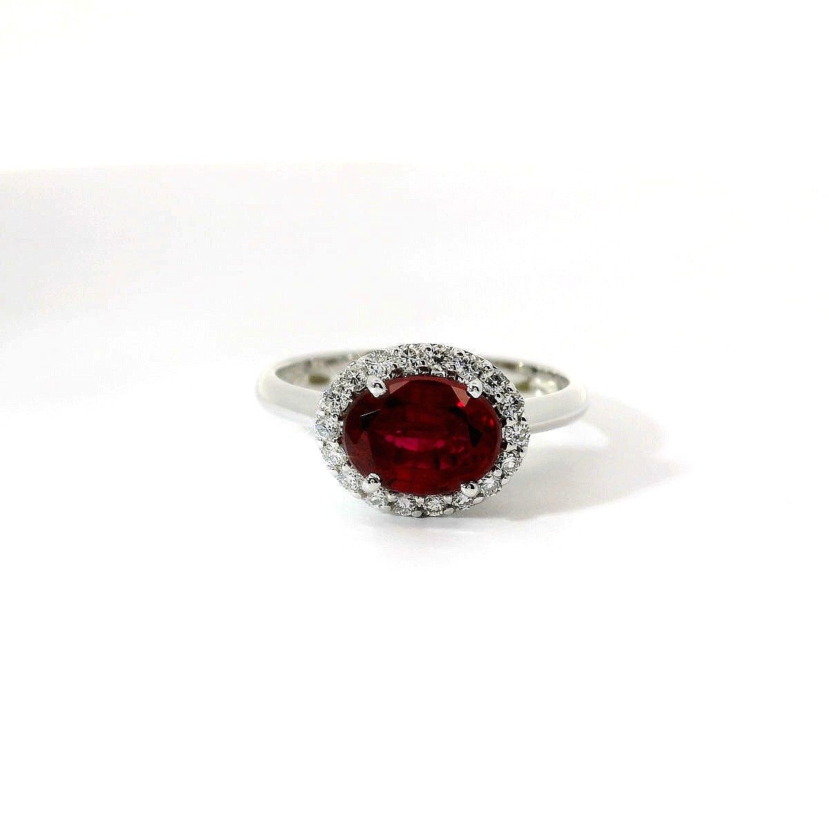 Anello in oro bianco con rubino Lab-Grown e diamanti Lab-Grown taglio brillante.