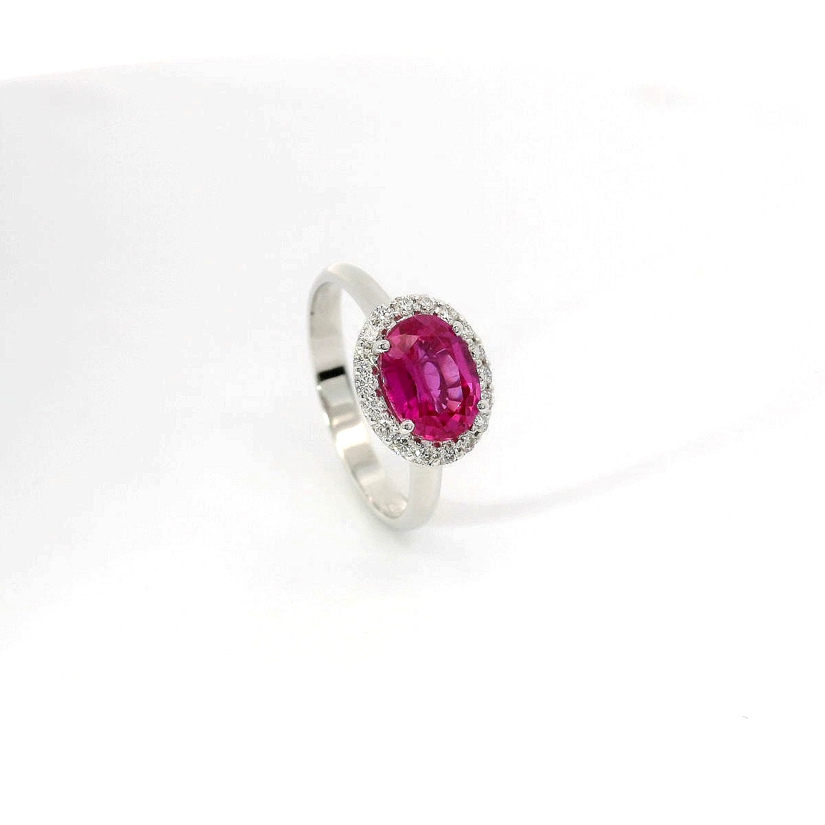 Anello in oro bianco con zaffiro rosa Lab-Grown e diamanti Lab-Grown taglio brillante.