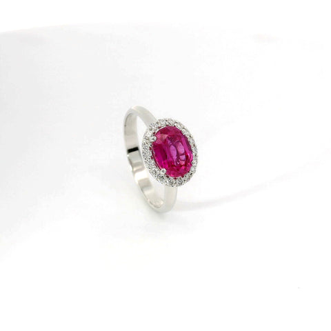 Anello in oro bianco con zaffiro rosa Lab-Grown e diamanti Lab-Grown taglio brillante.