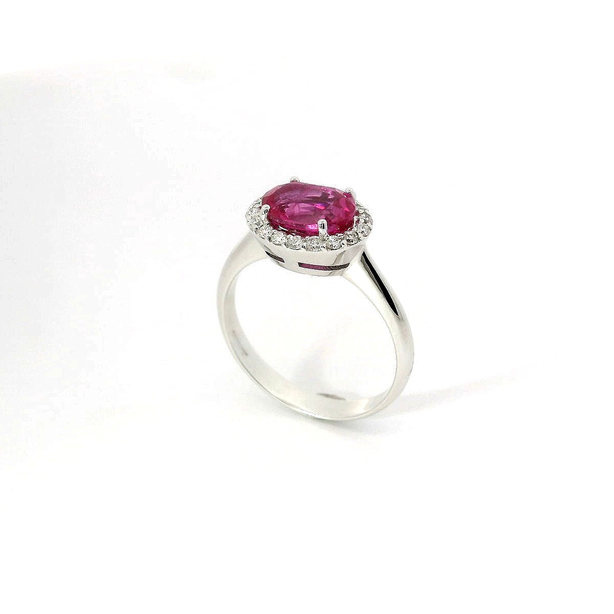 Anello in oro bianco con zaffiro rosa Lab-Grown e diamanti Lab-Grown taglio brillante.