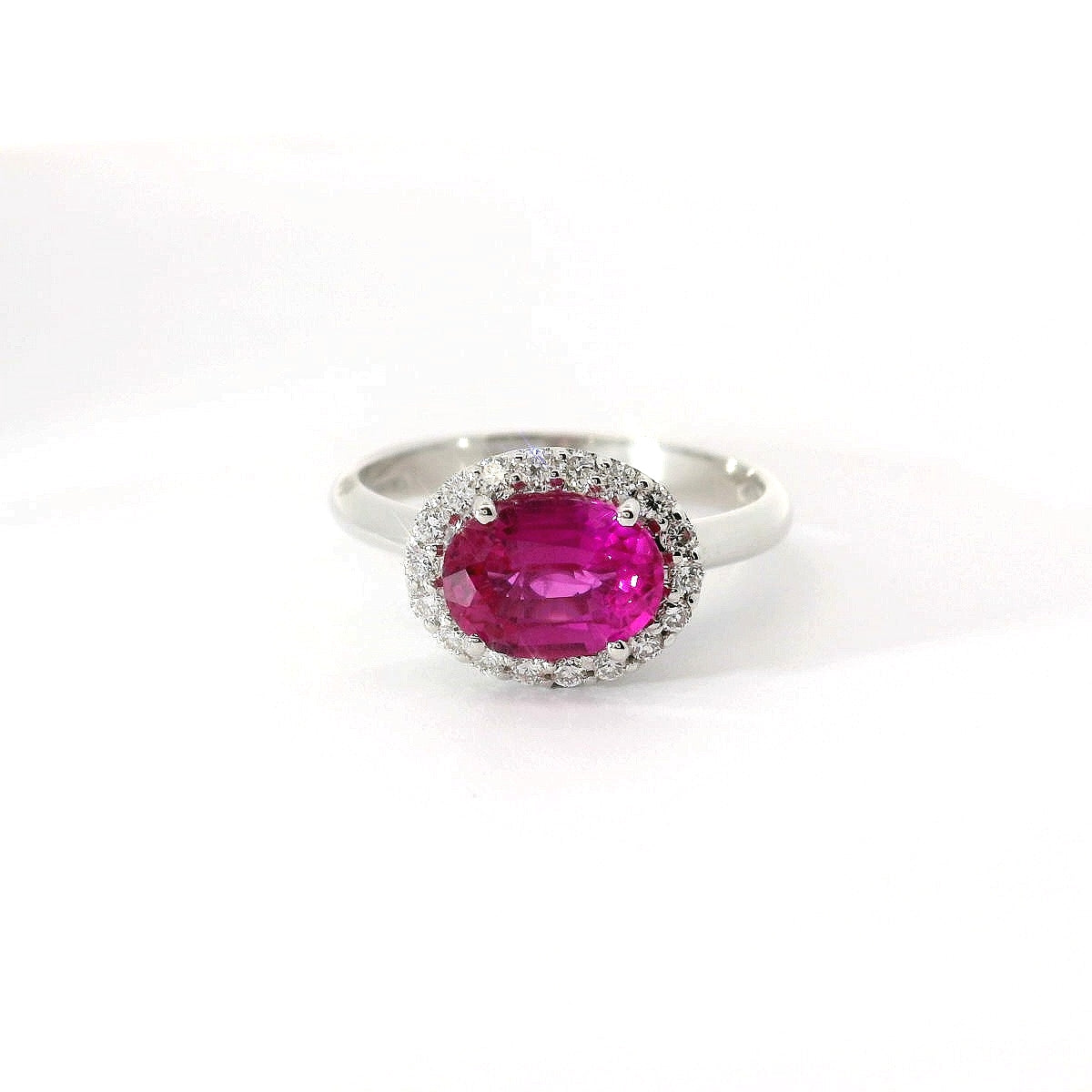 Anello in oro bianco con zaffiro rosa Lab-Grown e diamanti Lab-Grown taglio brillante.