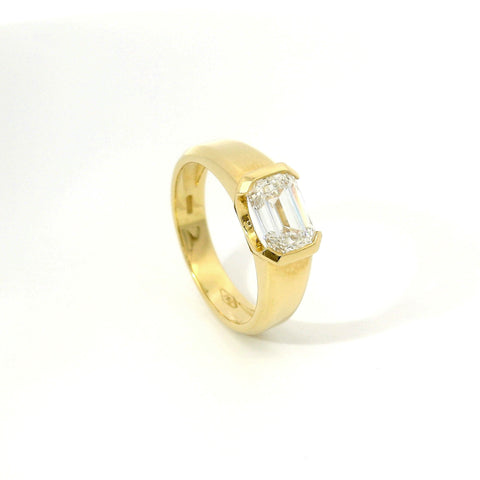 Solitario Aurea in oro giallo con diamante lab-grown taglio smeraldo, 1,50 carati.