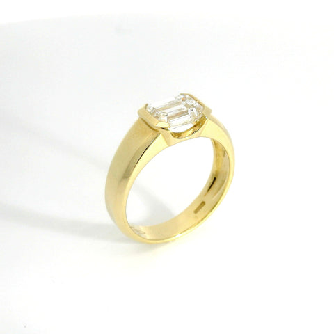 Solitario Aurea in oro giallo con diamante lab-grown taglio smeraldo, 1,50 carati.