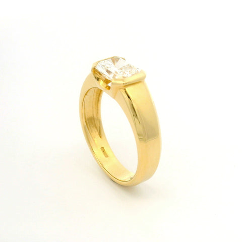 Solitario Aurea in oro giallo con diamante lab-grown taglio radiant, 1,30 carati.