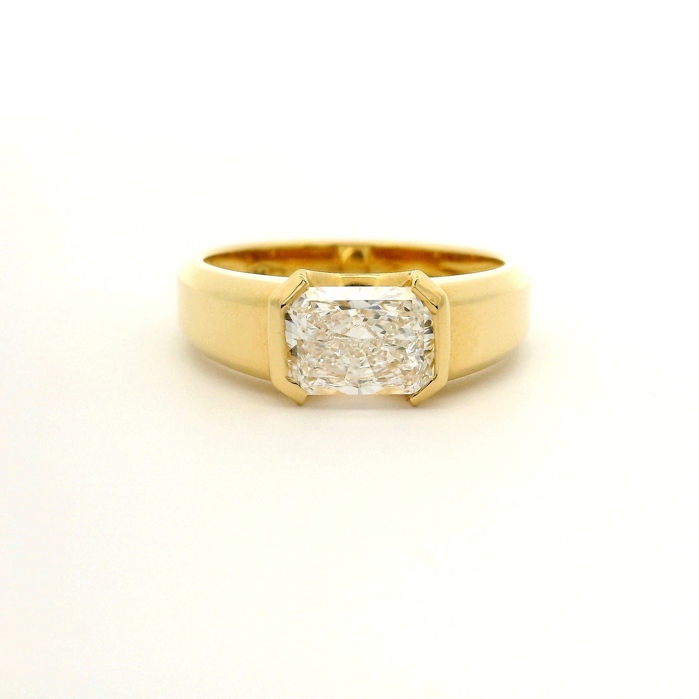 Solitario Aurea in oro giallo con diamante lab-grown taglio radiant, 1,30 carati.