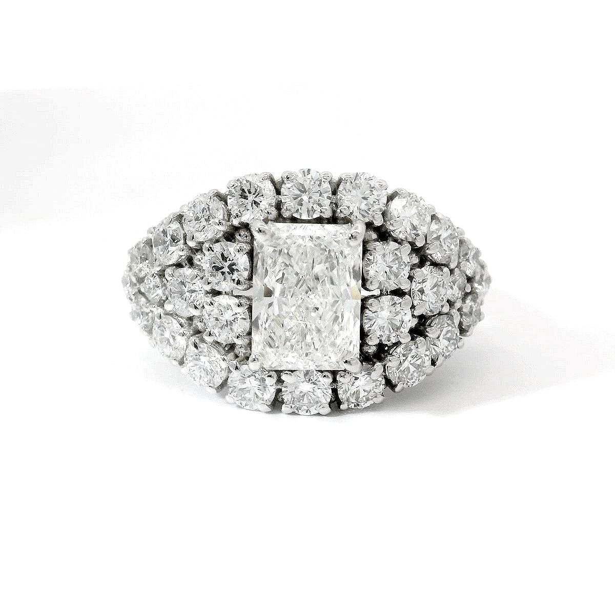 Anello Fascia in oro bianco con diamanti lab-grown taglio radiant e brillante, 4,53 carati.