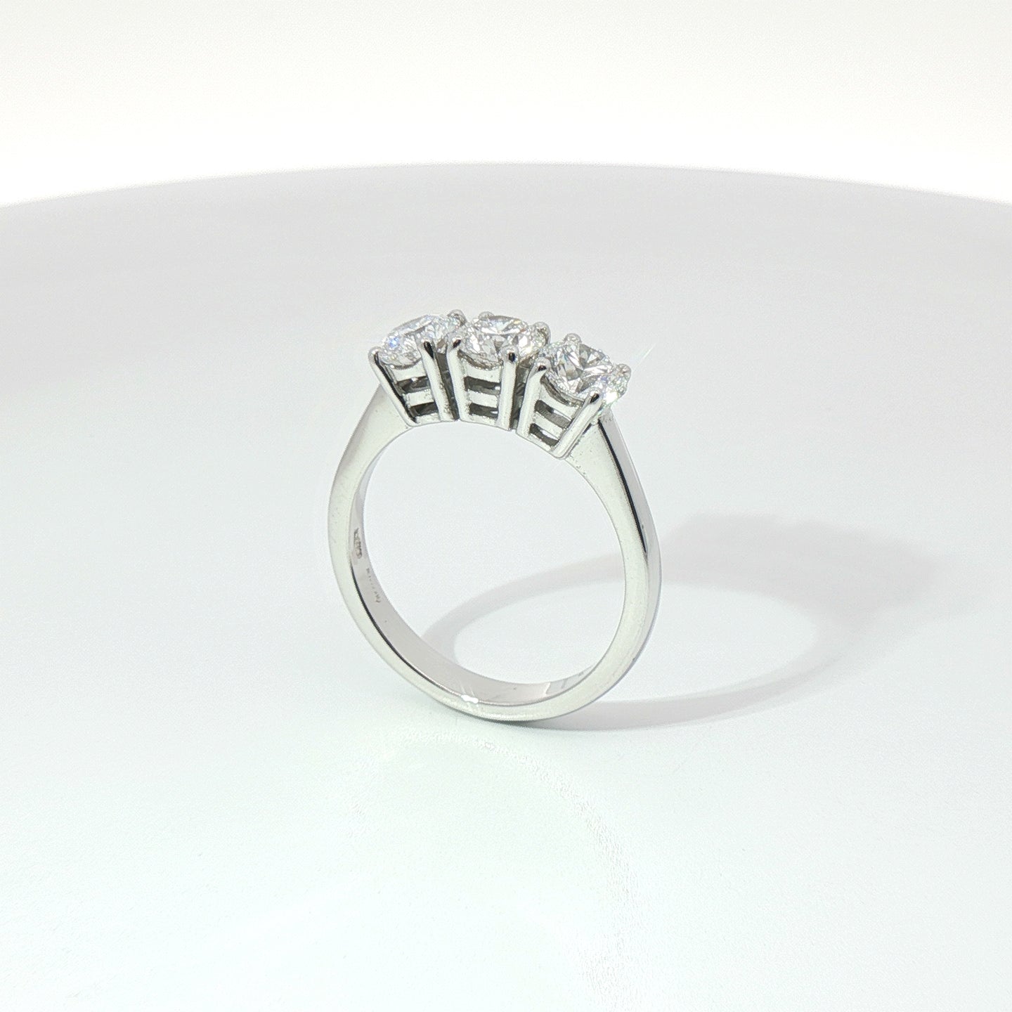 Anello Trilogy in oro bianco con diamanti Lab-Grown taglio brillante, 1,56 carati.
