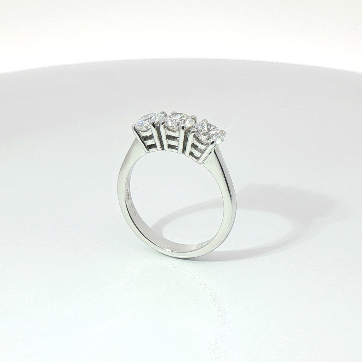 Anello Trilogy in oro bianco con diamanti Lab-Grown taglio brillante, 1,56 carati.