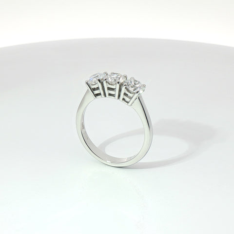 Anello Trilogy in oro bianco con diamanti Lab-Grown taglio brillante, 1,56 carati.