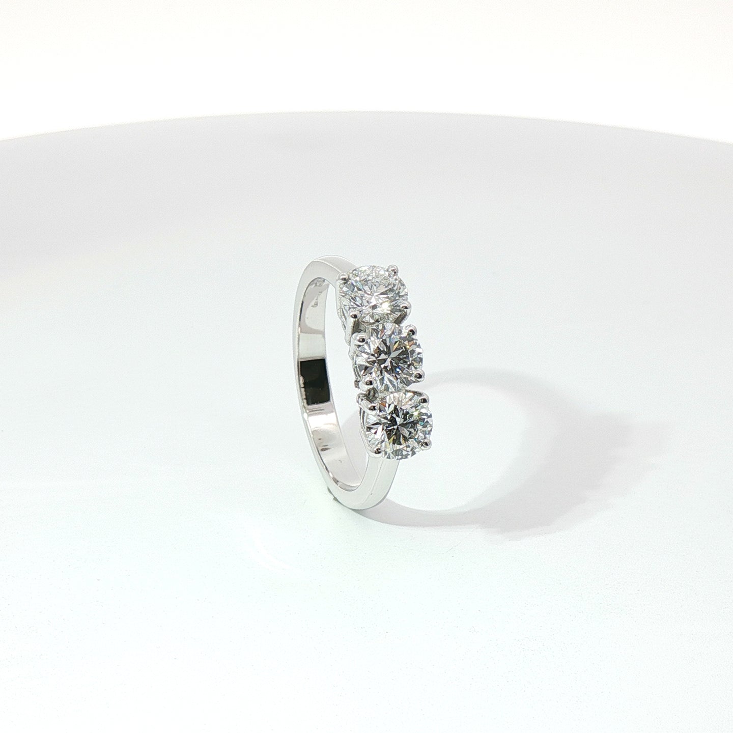 Anello Trilogy in oro bianco con diamanti Lab-Grown taglio brillante, 1,56 carati.