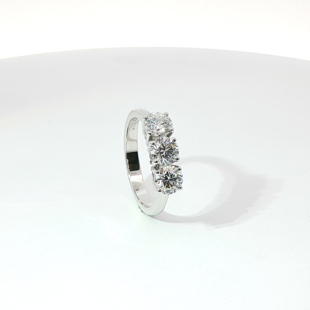 Anello Trilogy in oro bianco con diamanti Lab-Grown taglio brillante, 1,56 carati.