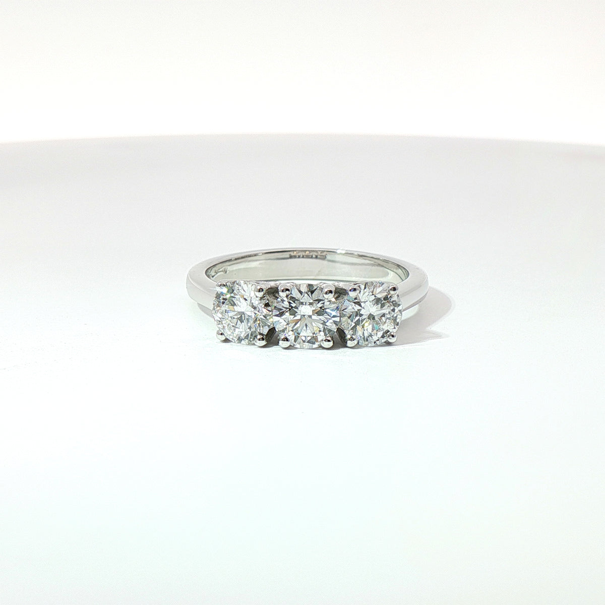 Anello Trilogy in oro bianco con diamanti Lab-Grown taglio brillante, 1,56 carati.