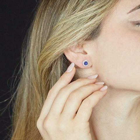 Orecchini punto luce in oro bianco con zaffiri Lab-Grown taglio cuscino e diamanti Lab-Grown taglio brillante.