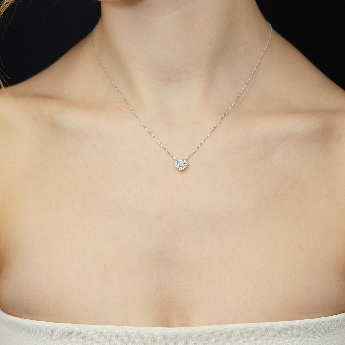 Girocollo in oro bianco con diamante lab-grown taglio cuore e contorno taglio brillante, 0,64 carati.