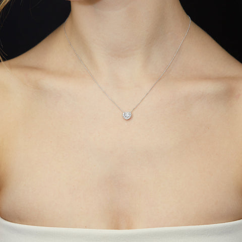 Girocollo in oro bianco con diamante lab-grown taglio cuore e contorno taglio brillante, 0,64 carati.