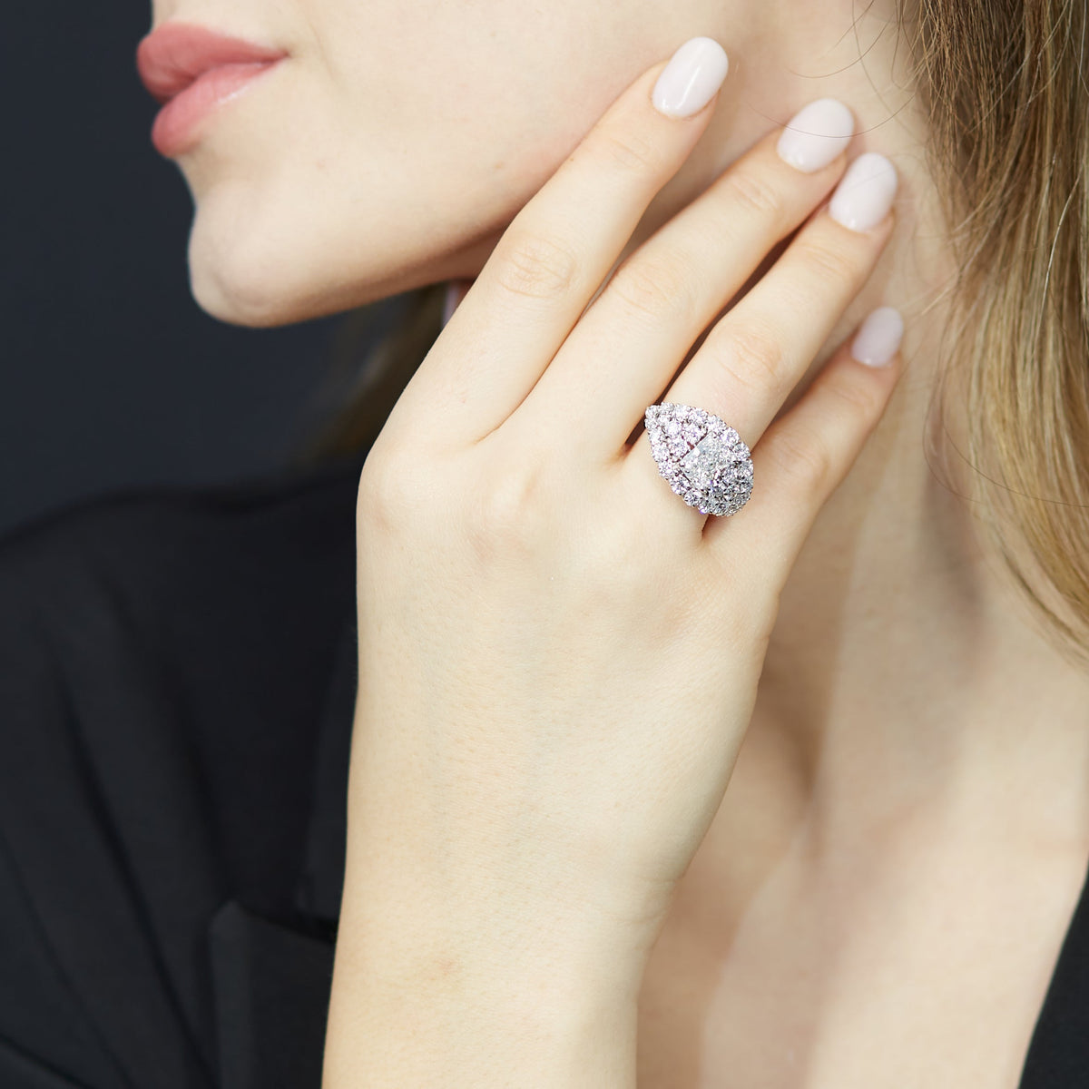 Anello Fascia in oro bianco con diamanti lab-grown taglio radiant e brillante, 4,53 carati.