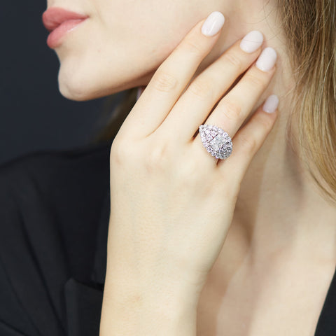 Anello Fascia in oro bianco con diamanti lab-grown taglio radiant e brillante, 4,53 carati.