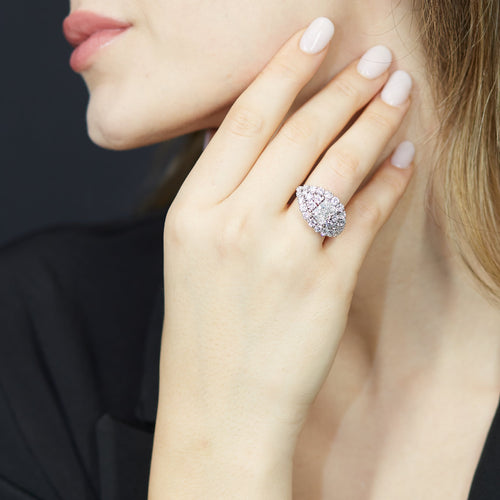 Anello Fascia in oro bianco con diamanti lab-grown taglio radiant e brillante, 4,53 carati.