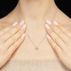 Girocollo dreams in oro bianco e diamante lab-grown taglio cuscino fancy yellow e taglio brillante, 1,12 carati.