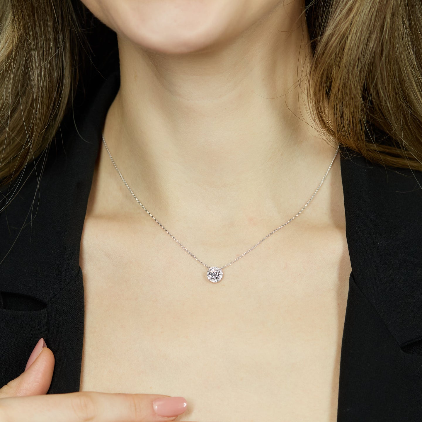 Girocollo punto luce in oro bianco con contorno e diamanti lab-grown taglio brillante, 0,62 carati.