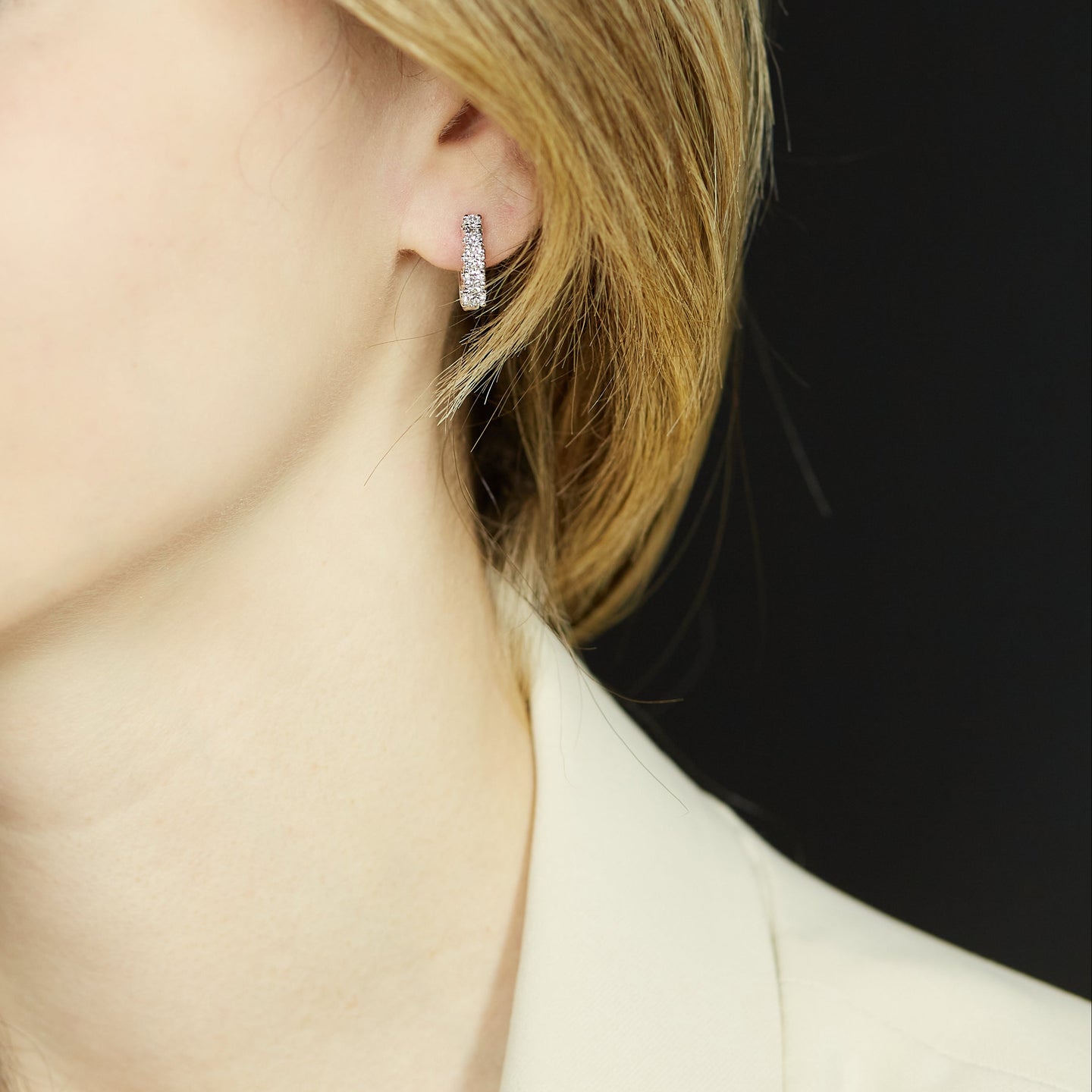 Orecchini a cerchio a gradazione in oro bianco con diamanti lab-grown taglio brillante, 0,95 carati.