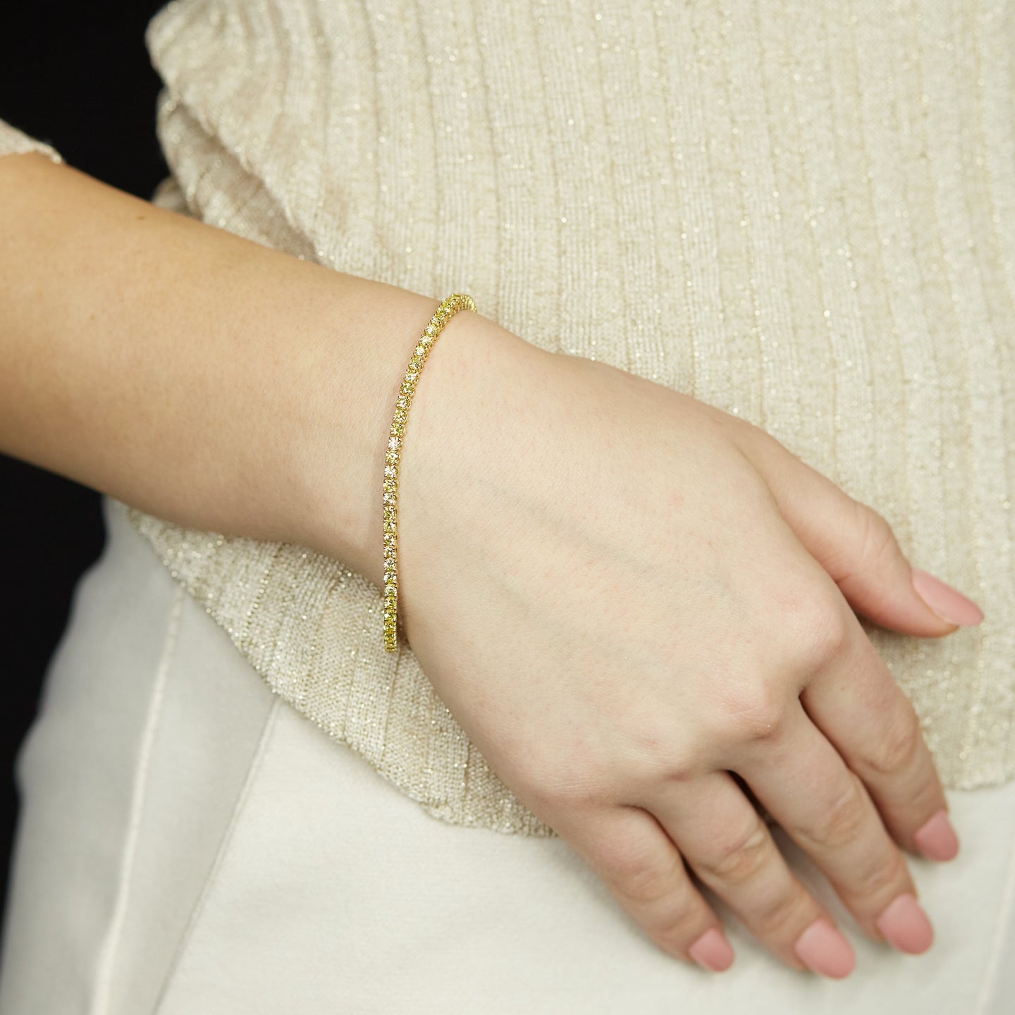 Bracciale tennis a filo in oro giallo e diamanti lab-grown taglio brillante, 3,58 carati.