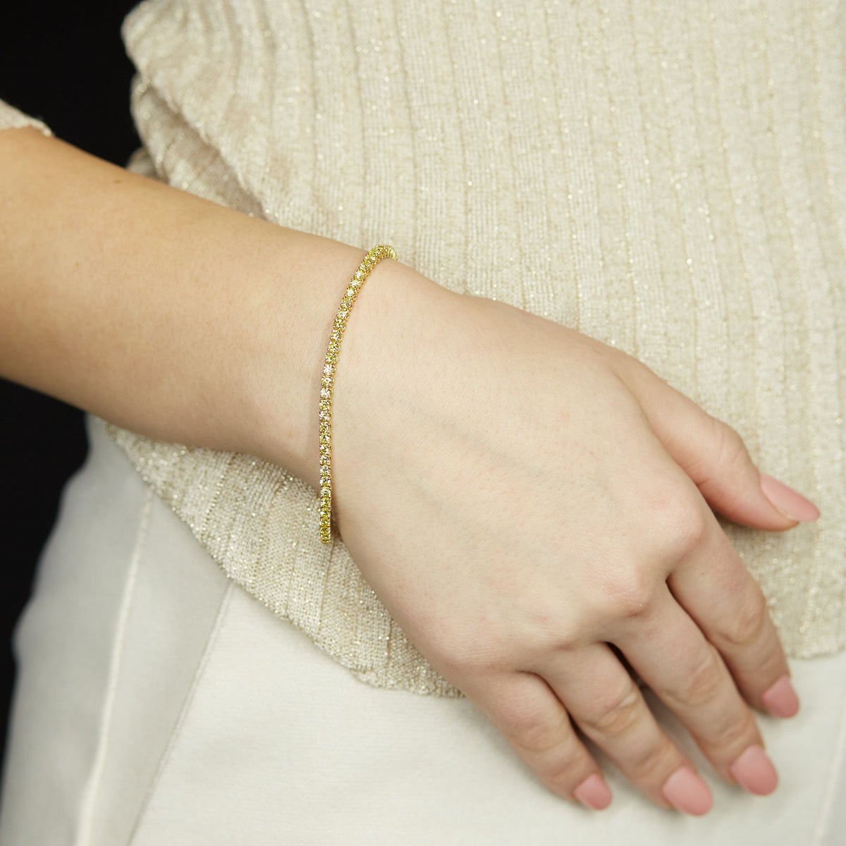 Bracciale tennis a filo in oro giallo e diamanti lab-grown taglio brillante, 3,58 carati.