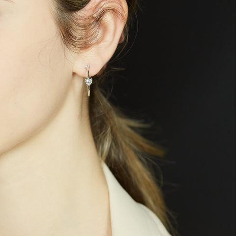 Orecchini a cerchio aperto in oro bianco con diamanti lab-grown taglio cuore, 0,65 carati.