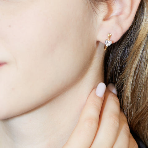 Orecchini a cerchio aperto in oro giallo e diamanti Lab-grown taglio cuore, 1,00 carati.