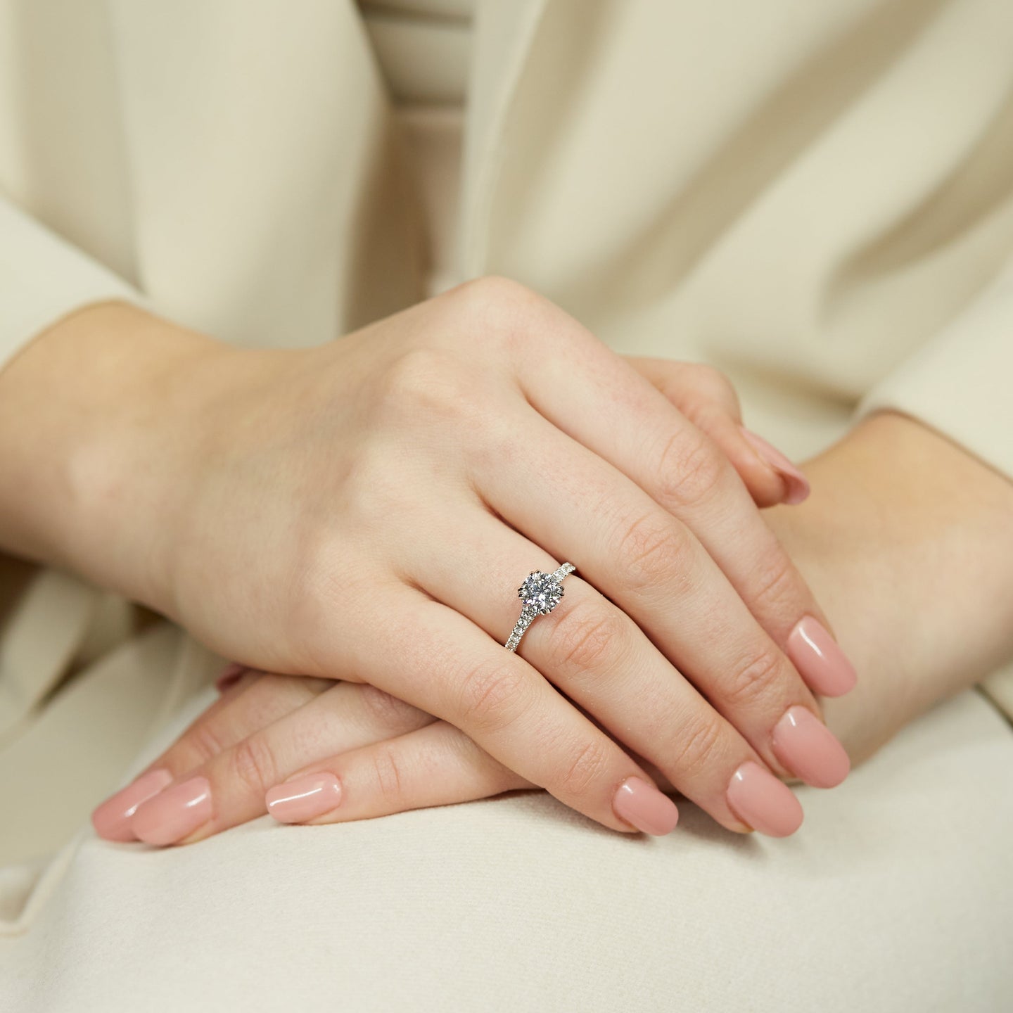 Solitario in oro bianco con diamanti Lab-Grown taglio brillante, 1,75 carati.