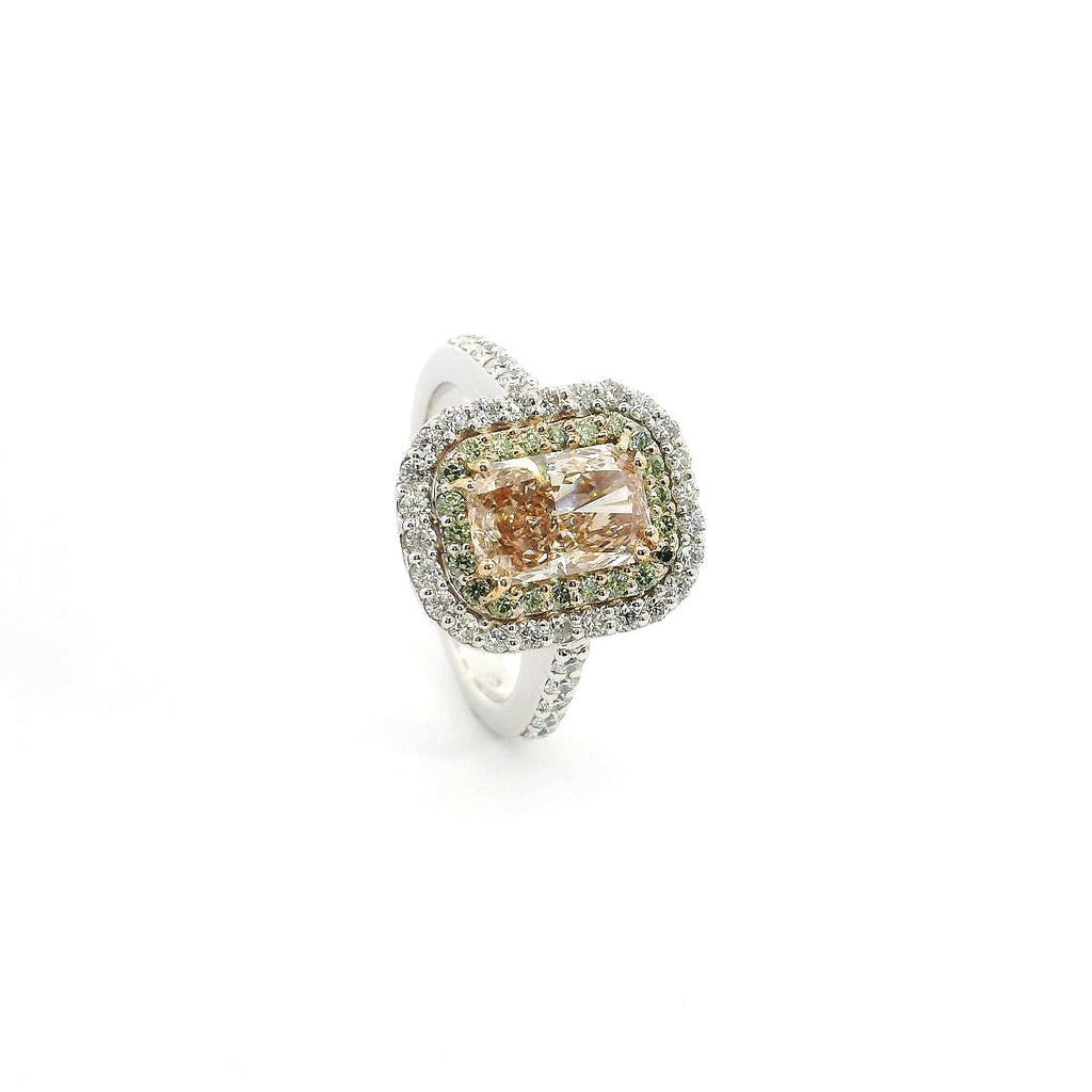 Anello in oro Bianco e Diamanti Lab-Grown taglio Radiant Fancy Pink e taglio Brillante, 2,38 carati.