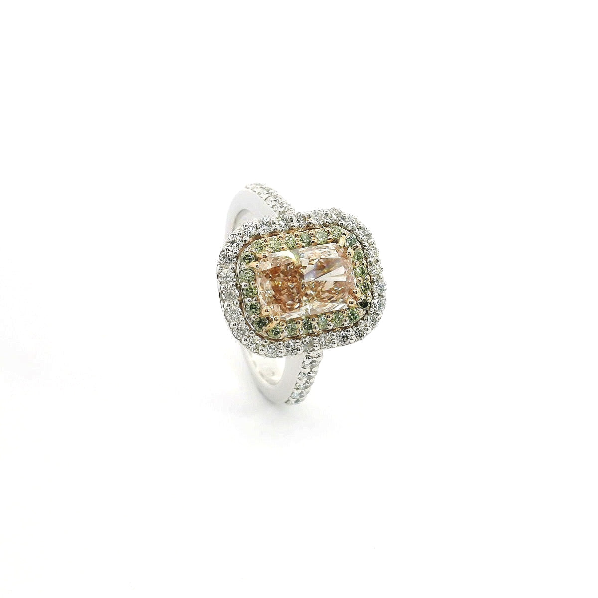 Anello in oro Bianco e Diamanti Lab-Grown taglio Radiant Fancy Pink e taglio Brillante, 2,38 carati.