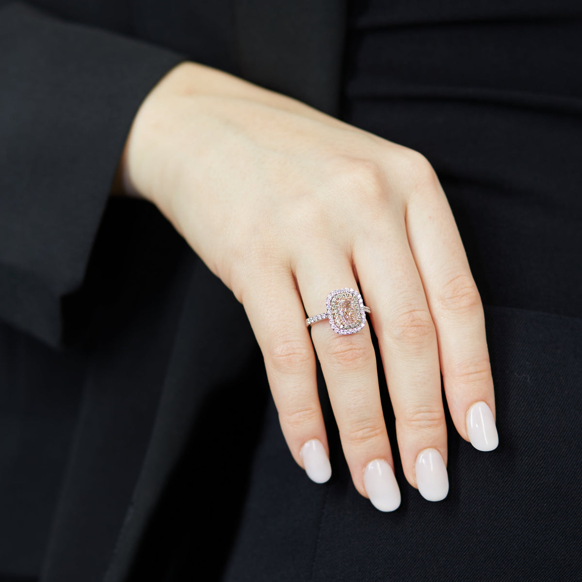Anello in oro Bianco e Diamanti Lab-Grown taglio Radiant Fancy Pink e taglio Brillante, 2,38 carati.
