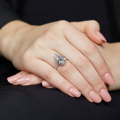 Solitario in oro bianco con diamanti lab-grown taglio Goccia e Brillante, 5,78 carati.